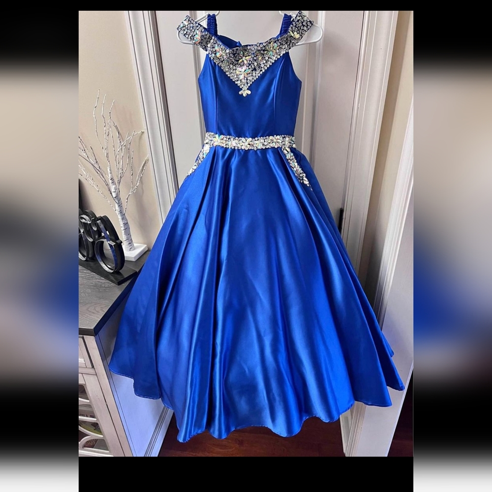 Royal blue girls pageant gown. No tag. Size 12. Corset back.